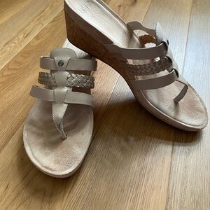 UGG Women's 9 M Cream Tan 2 1/2” Heel Cork Platform Sandals Shoes